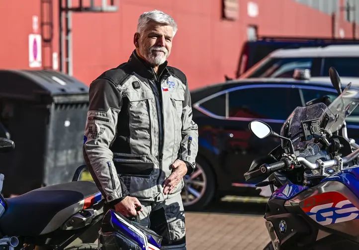 Президент Чехії Павел травмувався на мотоциклі