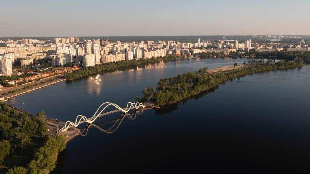 На Оболоні в Києві відкрили оригінальний пішохідний міст, фото