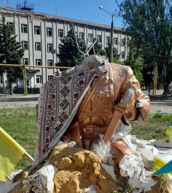 Пам'ятник Нестору Махну в Гуляйполі зруйнували російські ракети