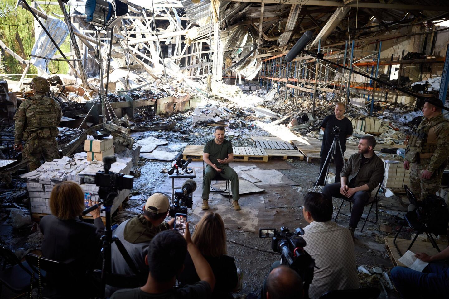 Зеленський під час інтерв’ю азійським ЗМІ на руїнах в Харкові.