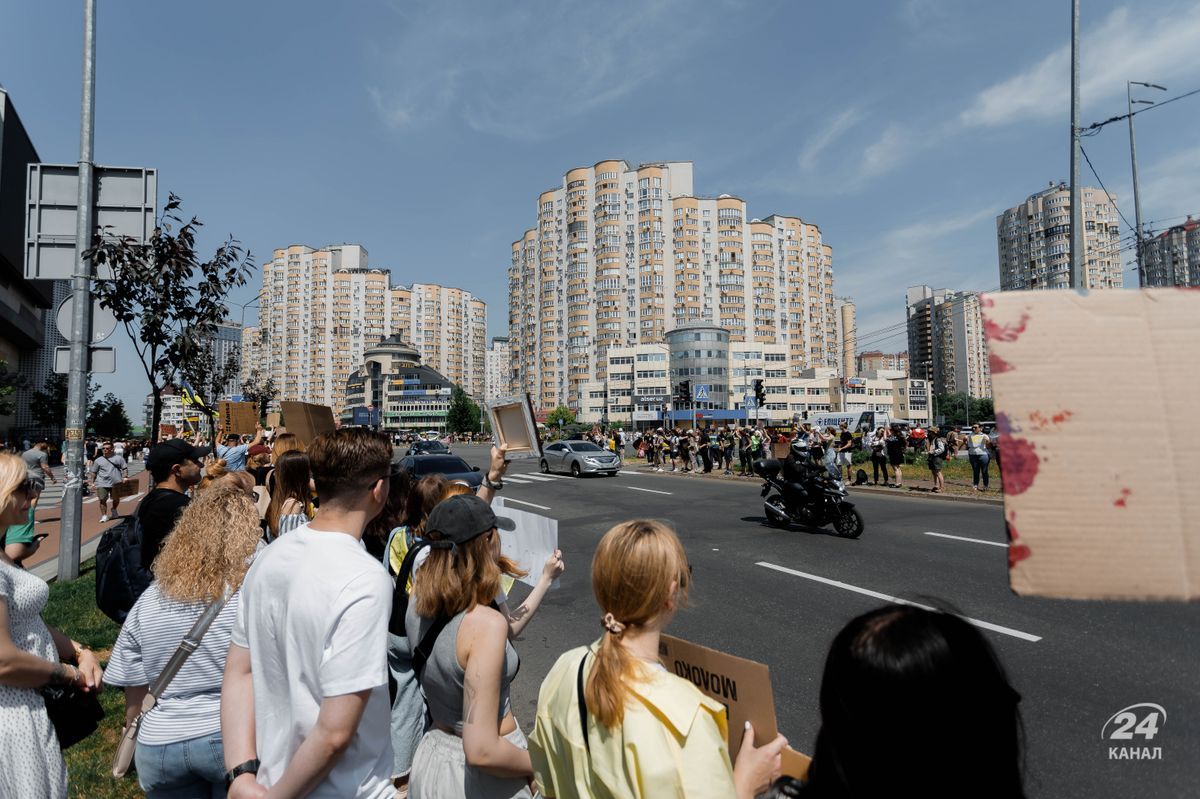 Учасники акції стояли з плакатами, а водії долучилися з закликом звільнити військовополонених бійців "Азову".