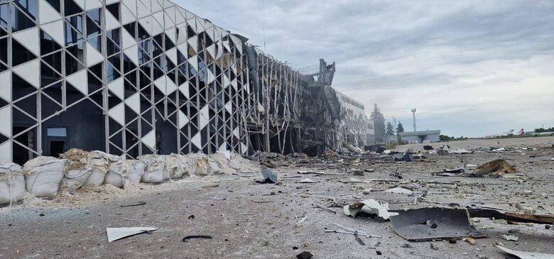 Наслідки удару по аеропорту у Запоріжжі