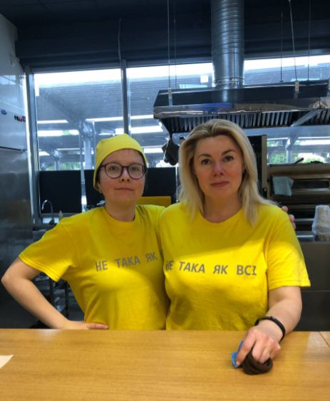 Паніні для пана безхатька: як працює соціальне «сонячне» кафе у Києві