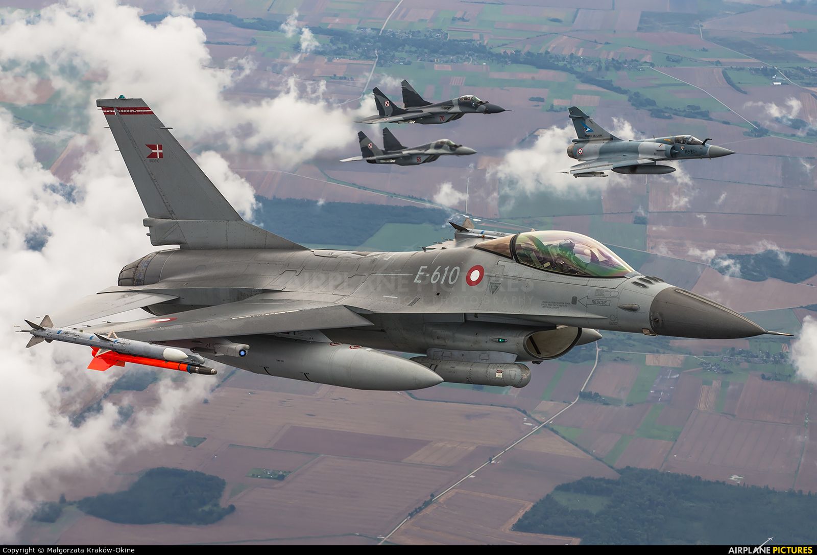 Данські винищувачі F-16 битимуть по московії.