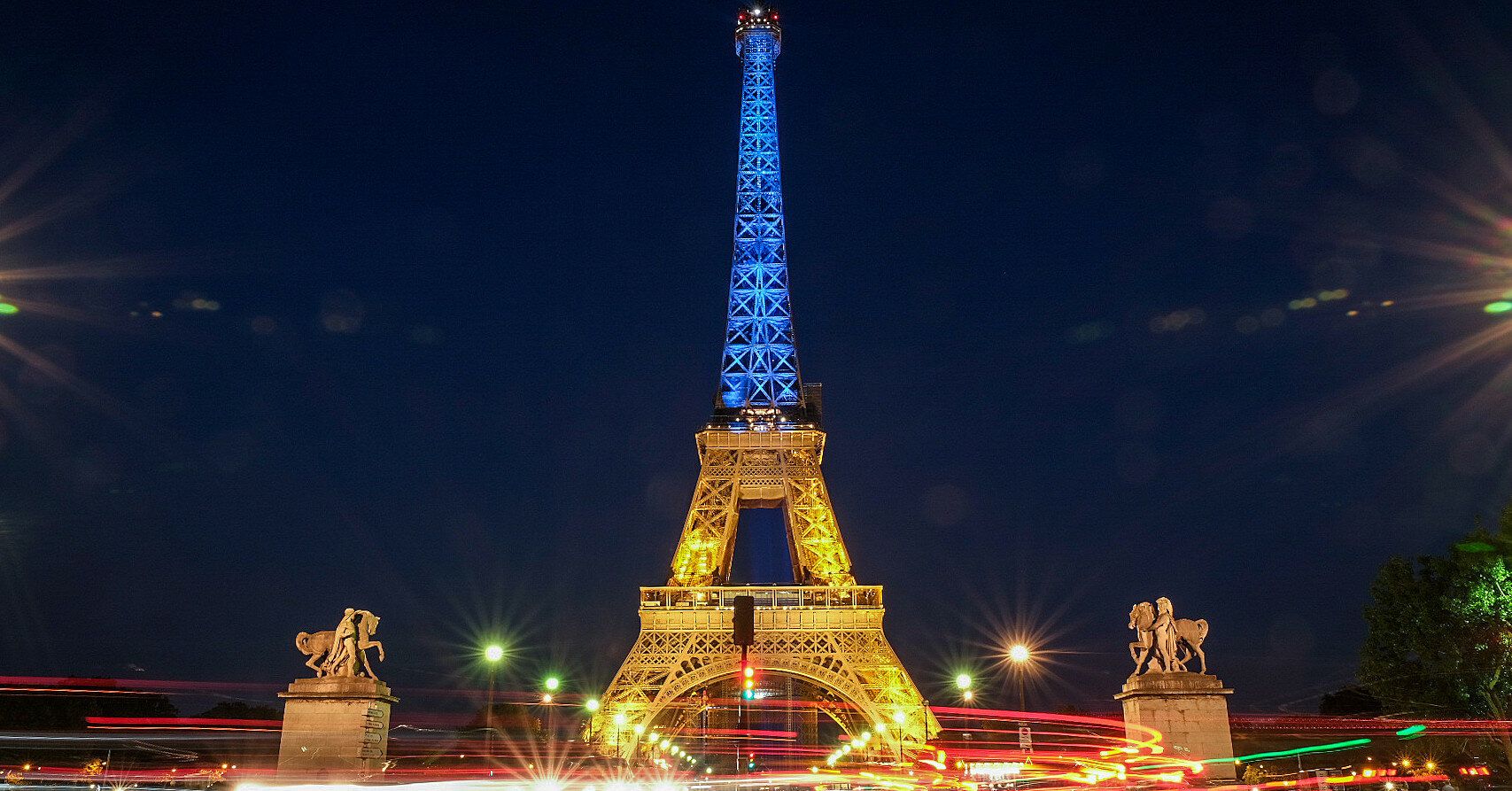До Ейфелевої вежі у Парижі провокатори принесли труни з натяком на «французів в Україні»