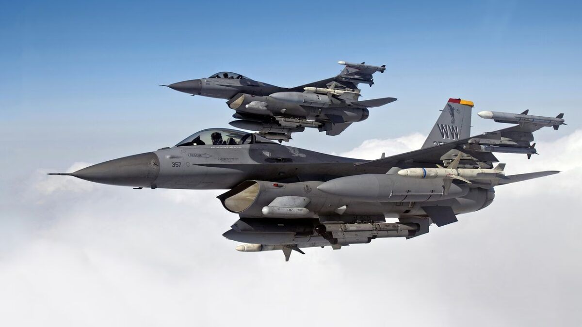 Нідерланди дозволили Україні завдавати ударів по території рф з винищувачів F-16.