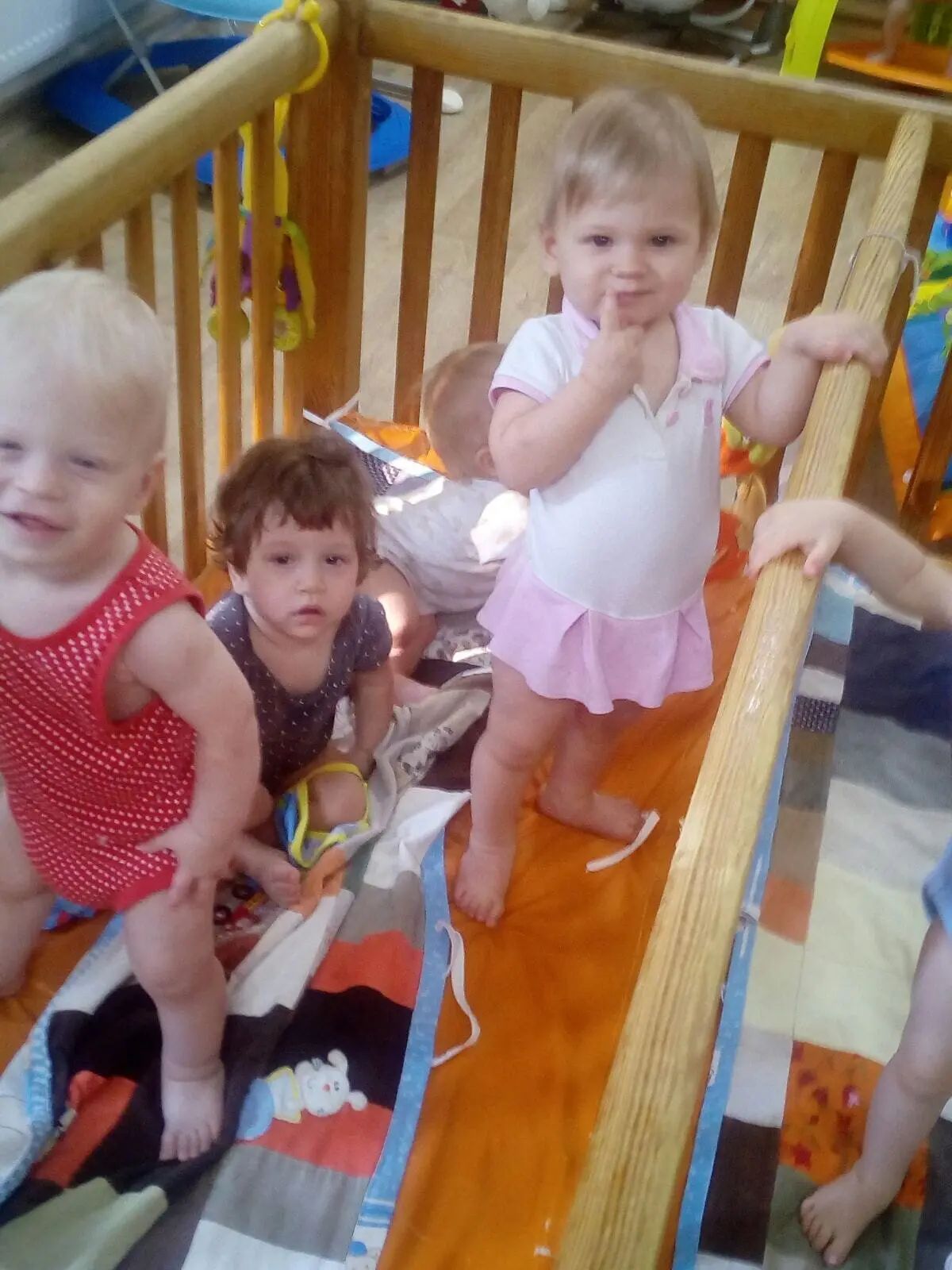 Малюки з Херсонського Будинку Дитини (квітнень 2022 року).