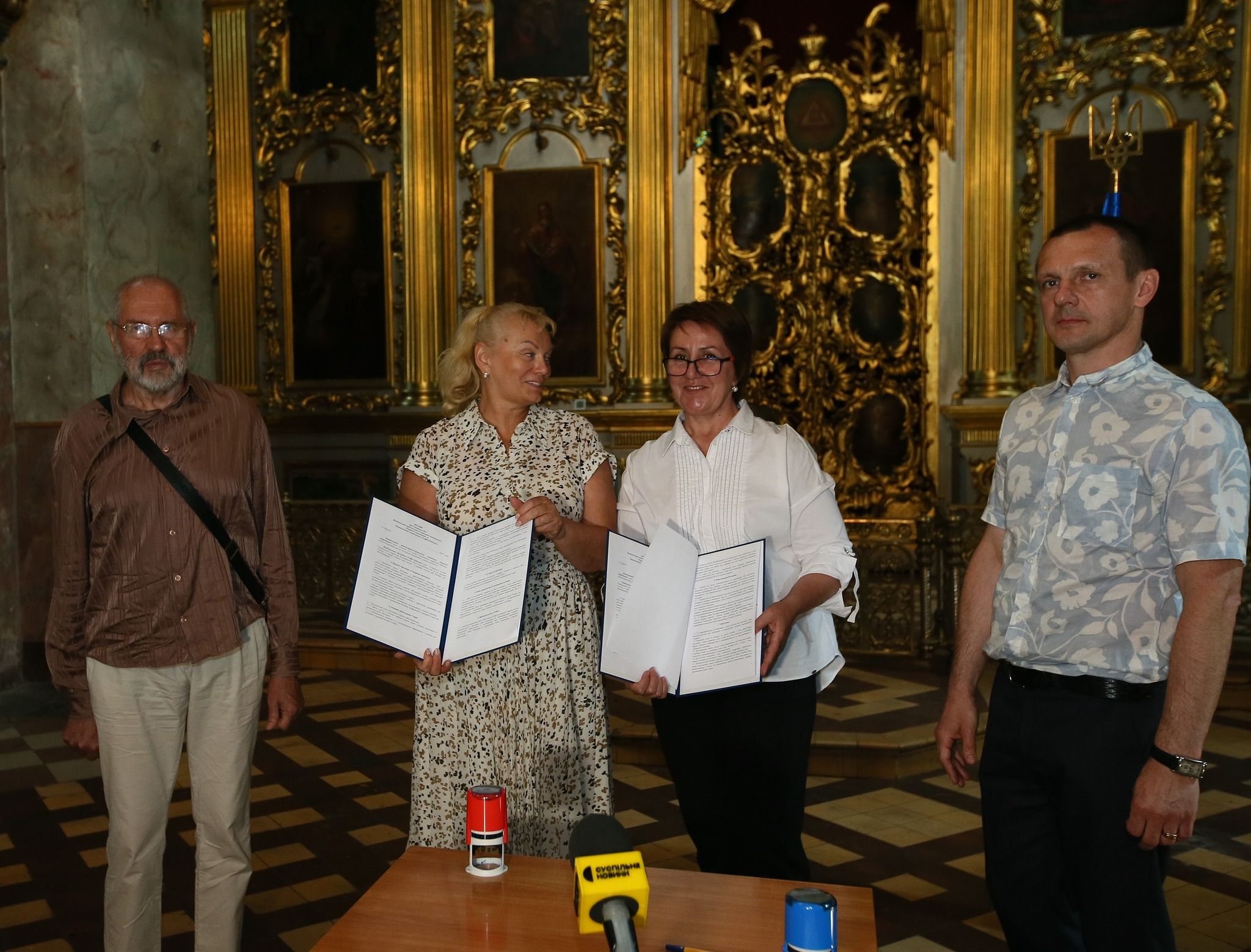 Неля Куковальська і Наталія Реброва (в центрі) під час підписання угоди у Спасо-Преображенському соборі.