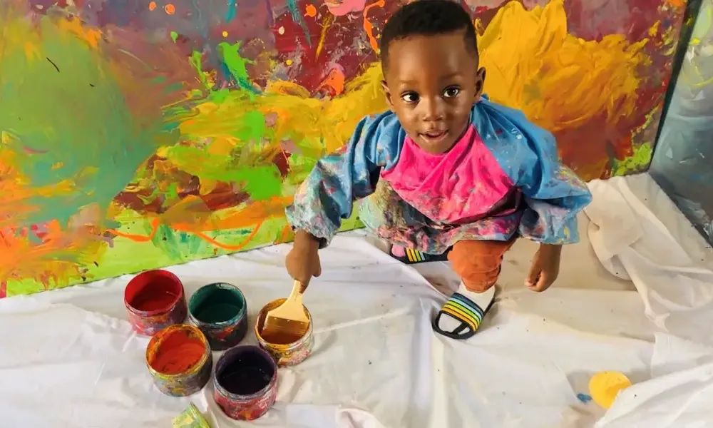 Гіннес назвав малюка з Гани «наймолодшим художником у світі» (він почав “малювати” у віці 6 місяців, а рекорд зафіксували, коли йому був рік і 152 дні).
