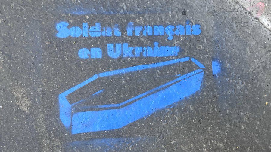 «Французькі солдати в Україні»: молдавани в Парижі «графітили» труни