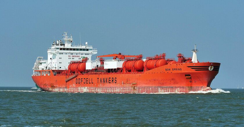 Російський нафтовий танкер здійснив секретну пересадку вантажів біля Сінгапуру, щоб уникнути санкцій США