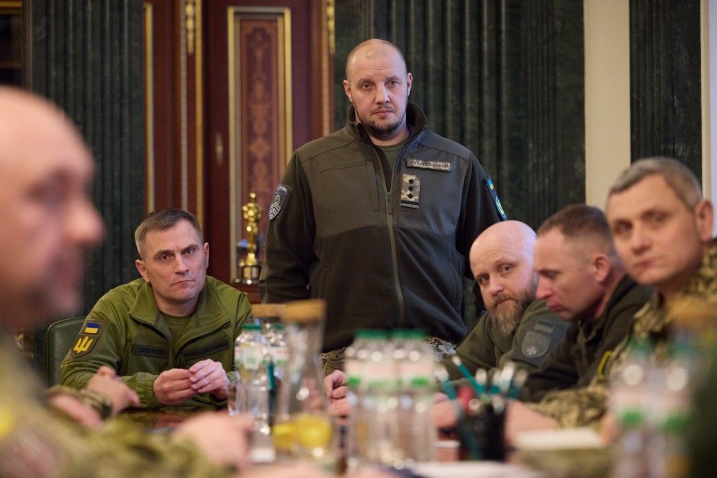 Вадим Сухаревський (в центрі) лише 4 місяці тому був призначений заступником Головнокомандувача ЗСУ.