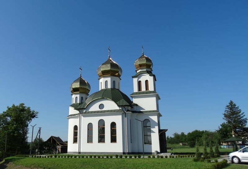 Церкву збудував виходець із цього села Анатолій Семинога.