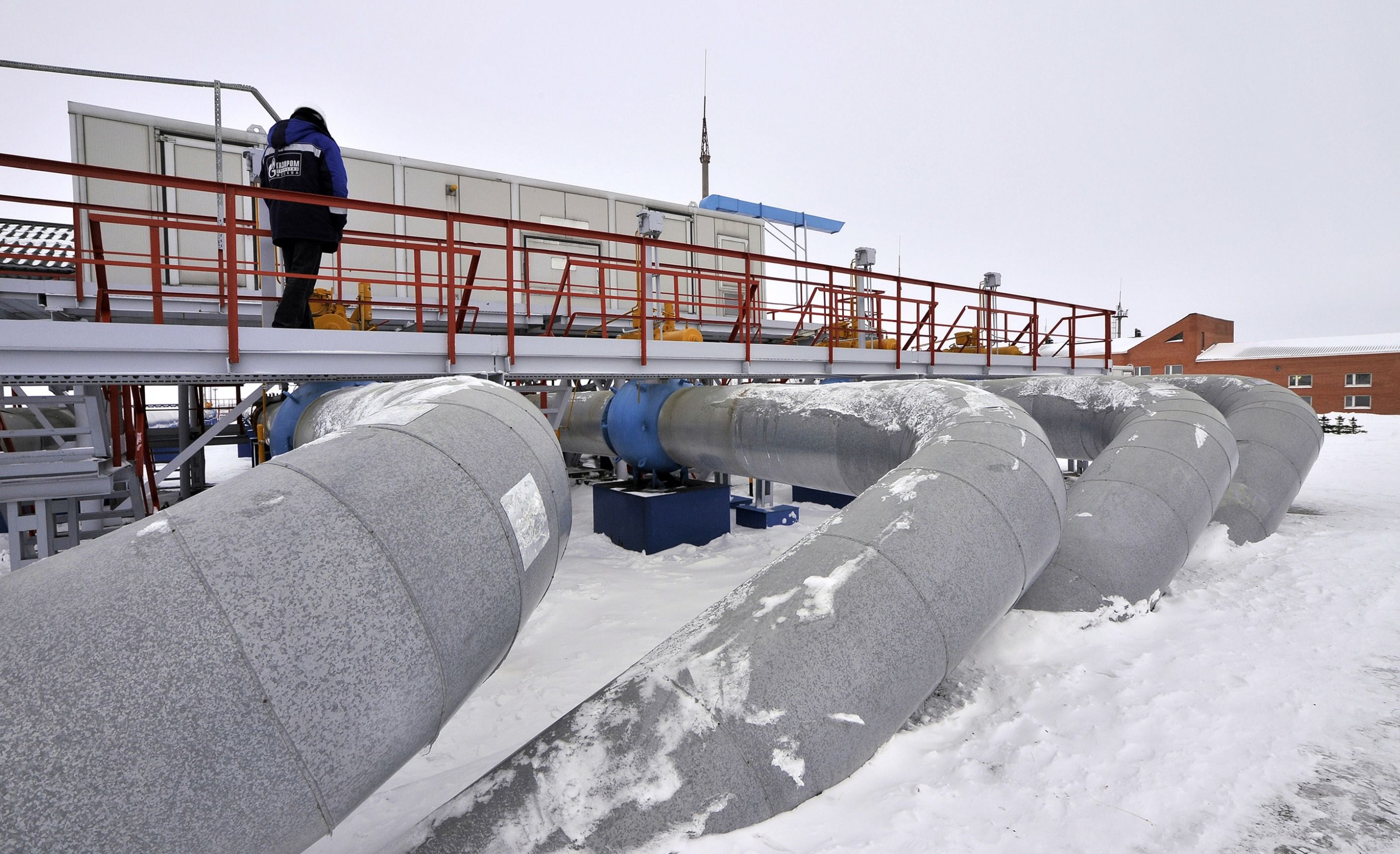 росія постачає близько 15 мільярдів кубічних метрів газу на рік до Європи через Україну.