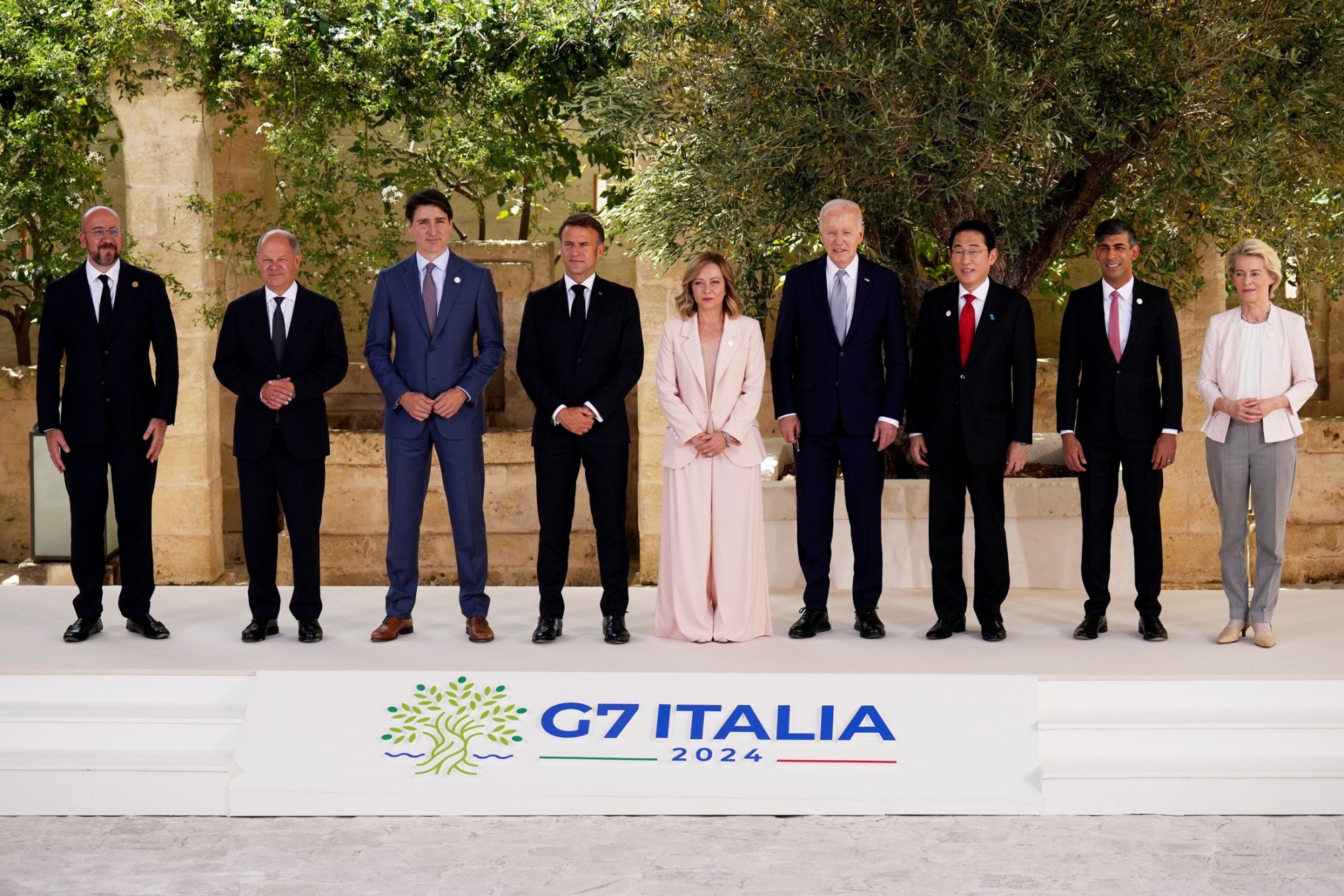 Лідери G-7 під час "сімейного" фото на курорті Borgo Egnazia в Савеллетрі, Італія, 13 червня.