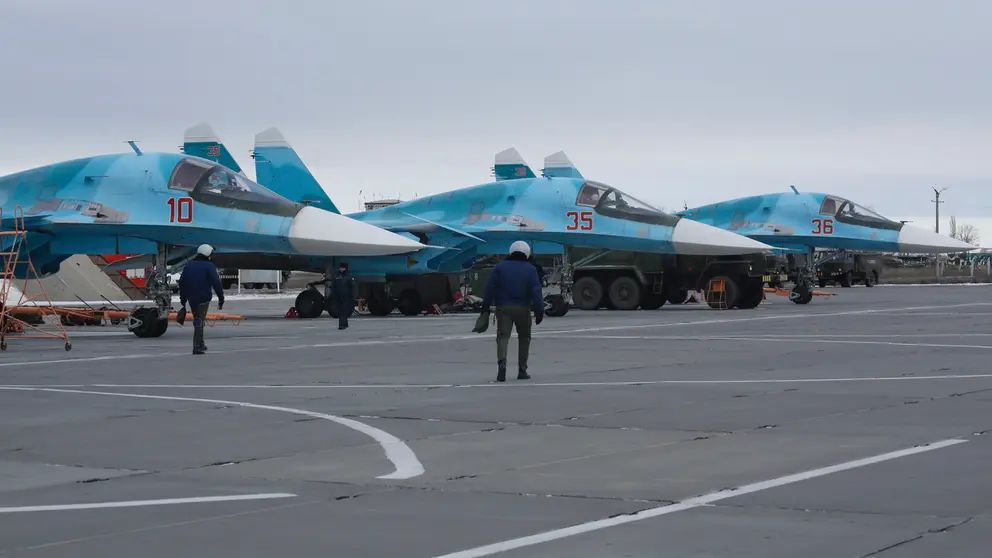 Фронтові бомбардувальники Су-34 на аеродромі в Морозовську до удару дронів.
