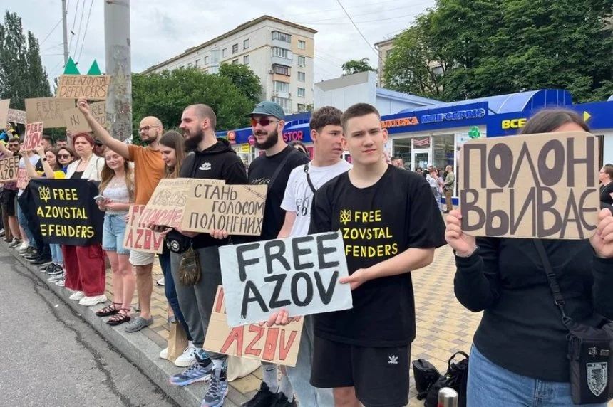 Не дають забути: в Києві відбулася чергова акція на підтримку військовополонених