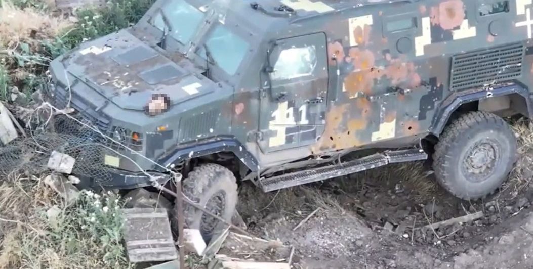 Російські варвари залишили голову замордованого українського воїна на капоті підбитого автомобіля.