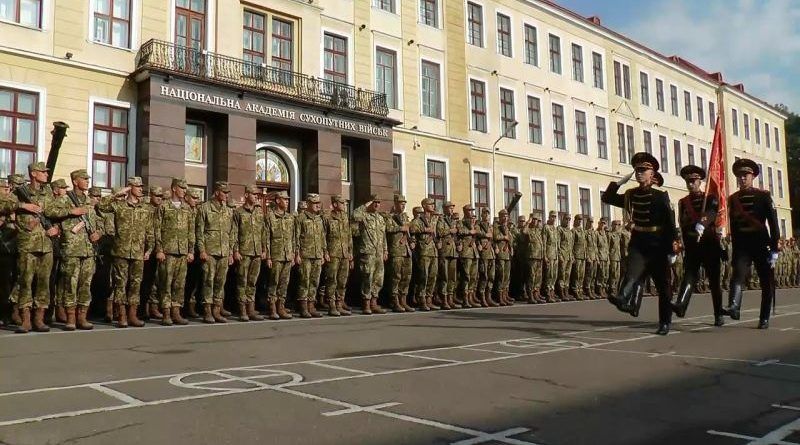Понад 2 000 офіцерів закінчують військові виші України.