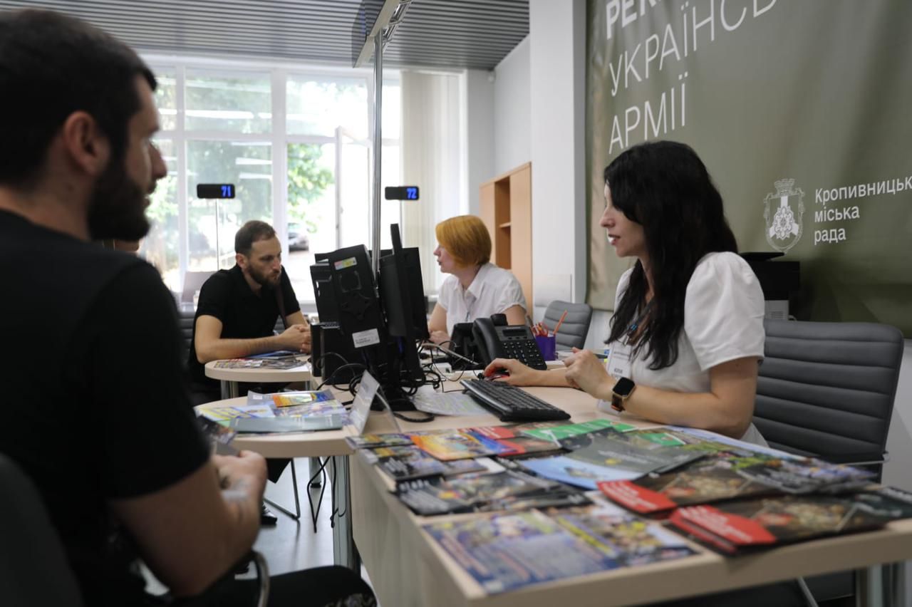 Українці все частіше звертаються до рекрутингових центрів, а вже потім оновлюють дані.