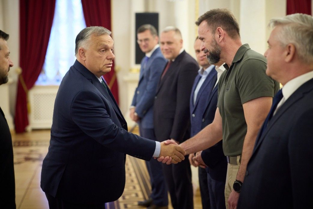 Орбан вітається з українськими чиновниками на Банковій.