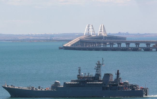 Окупанти вивозять корисні копалини з України Керченським мостом
