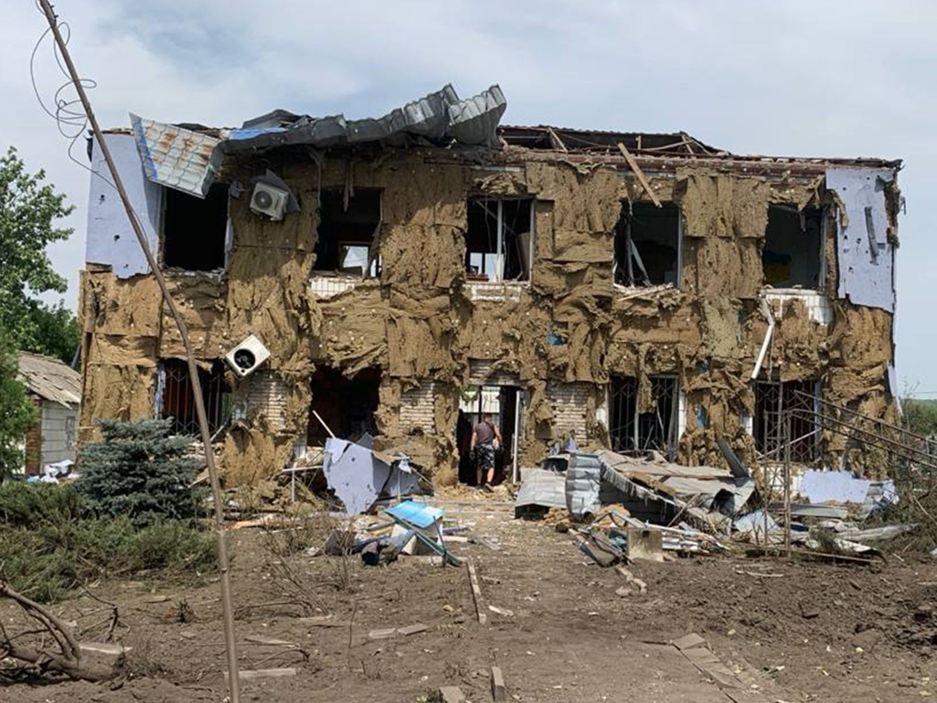 У селі Комар на Донеччині обстрілом знищено сільраду: є загиблі та поранені, фото