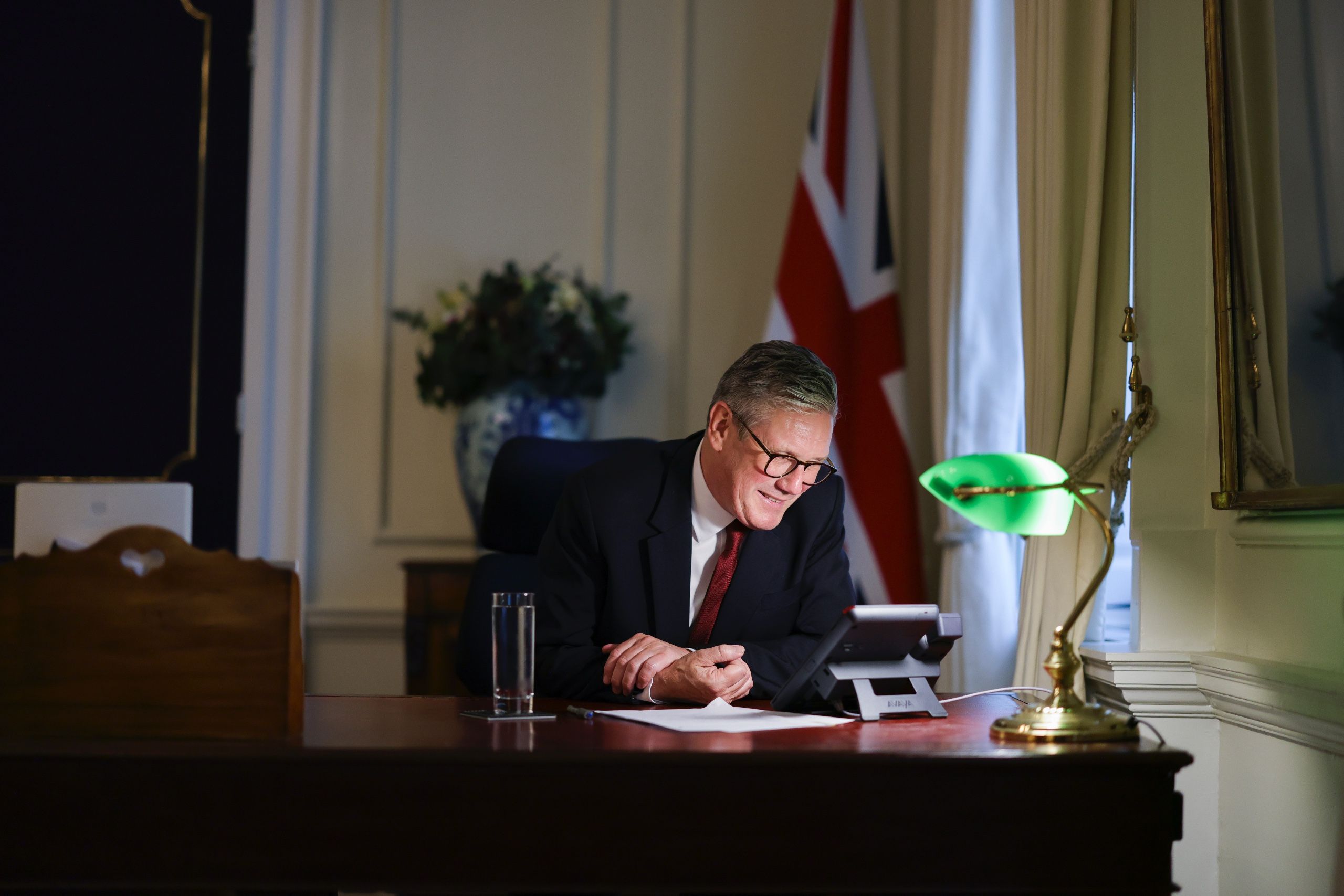 Кір Страмер вперше за робочим столом прем’єр-міністра Великої Британії