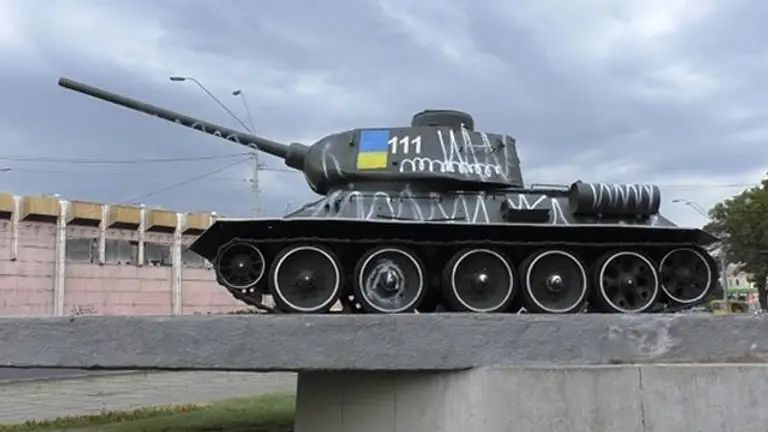 Радянський танк на Берестейському проспекті у Києві неодноразово розмальовували.