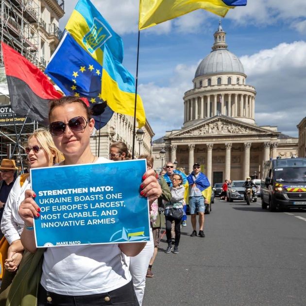 Мітинг українців у Парижі.