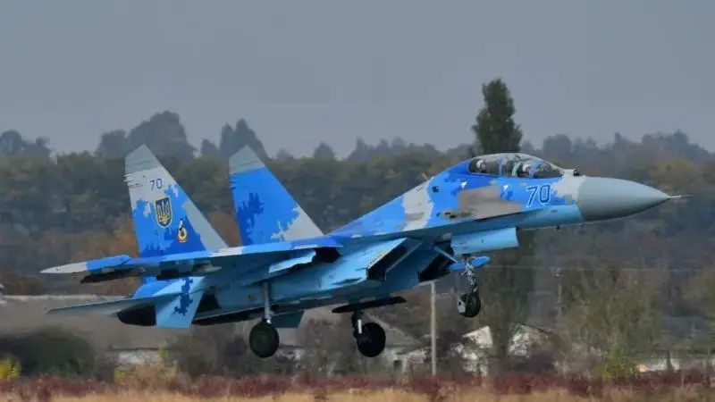 Україна розмістила шість винищувачів Су-27 просто неба на аеродромі  в Миргороді.