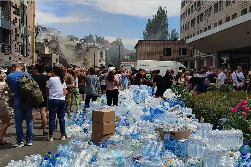 У Києві невідомі залишили біля лікарні 'Охматдит' пляшки з отруєною водою