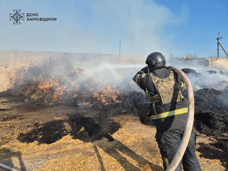 Окупанти обстріляли сільськогосподарське підприємство на Харківщині: вогнеборці ліквідували пожежу.