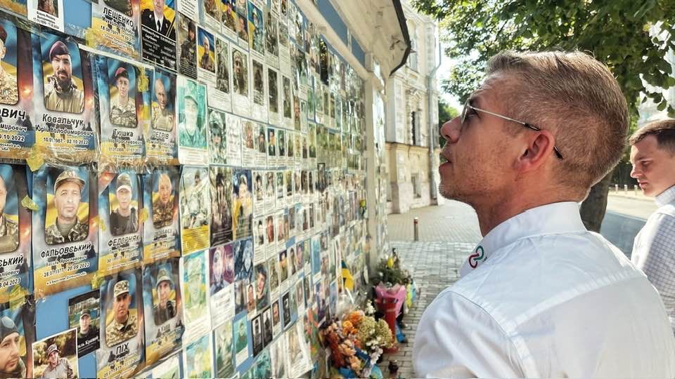 Петер Мадяр на Михайлівській площі в Києві вшанував пам'ять полеглих захисників України.