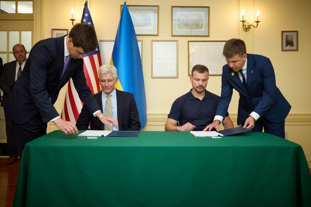 Підписання надважливого договору для України.