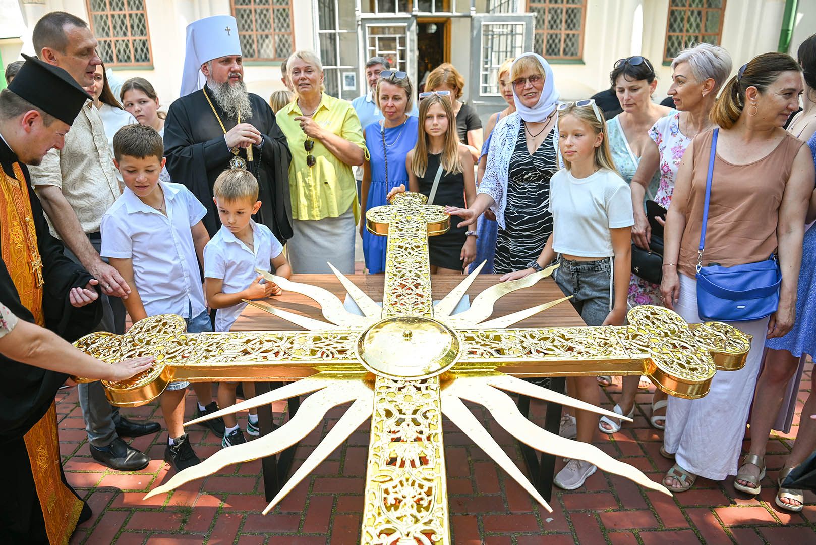 Предстоятель ПЦУ та керівництво Національного заповідника «Софія Київська» під час освячення хреста.
