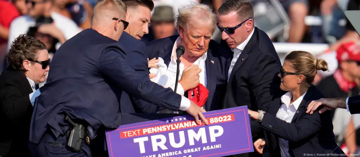 Охоронці відводять Дональда Трампа зі сцени після замаху