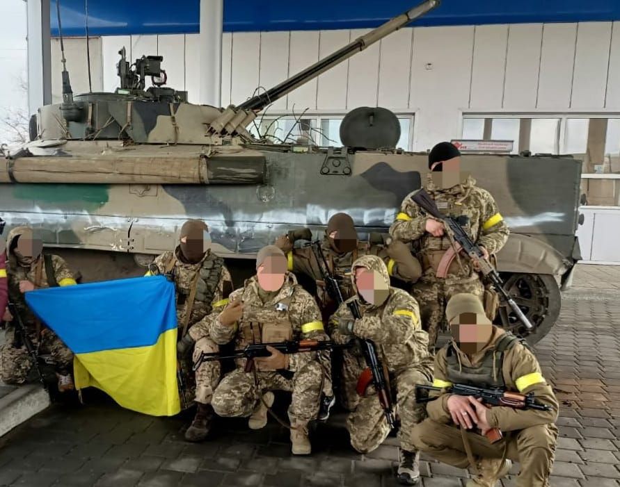 Воїни мотопіхотної 59-ї бригади імені Якова Гандзюка біля затрофеєної російської БМП-3.