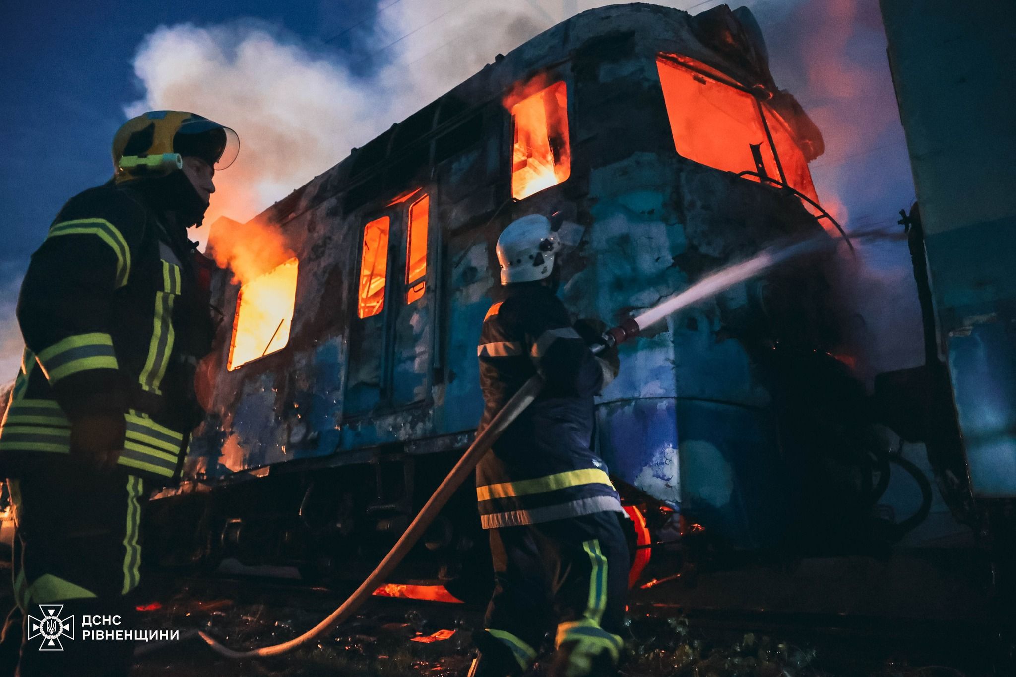 На Рівненщині вигоріли дизель-поїзд та вагони, фото