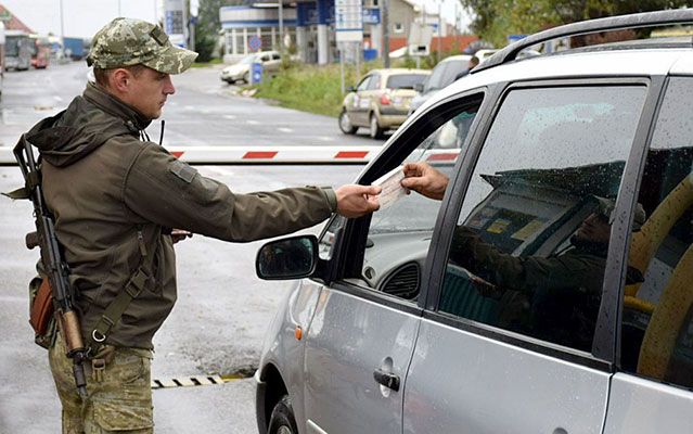 При виїзді з України вже перевіряють військовий квиток у чоловіків 18-60 років