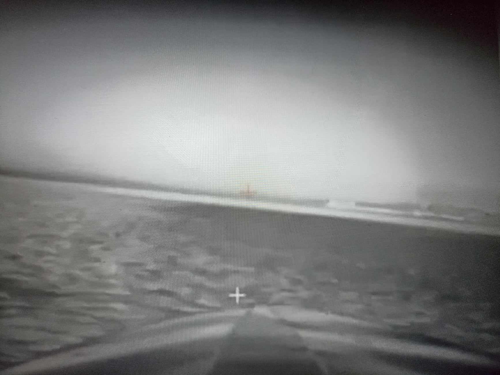 Один із морських дронів СБУ вночі наближається до бази берегової охорони окупантів на озері Донузлав в Криму.