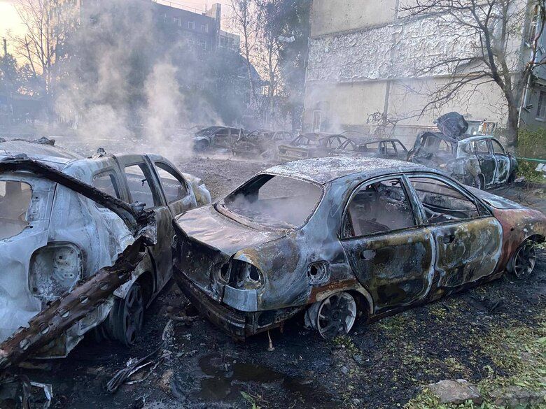Рашисти вгатили по центру Чугуєва, є поранені й руйнування, фото