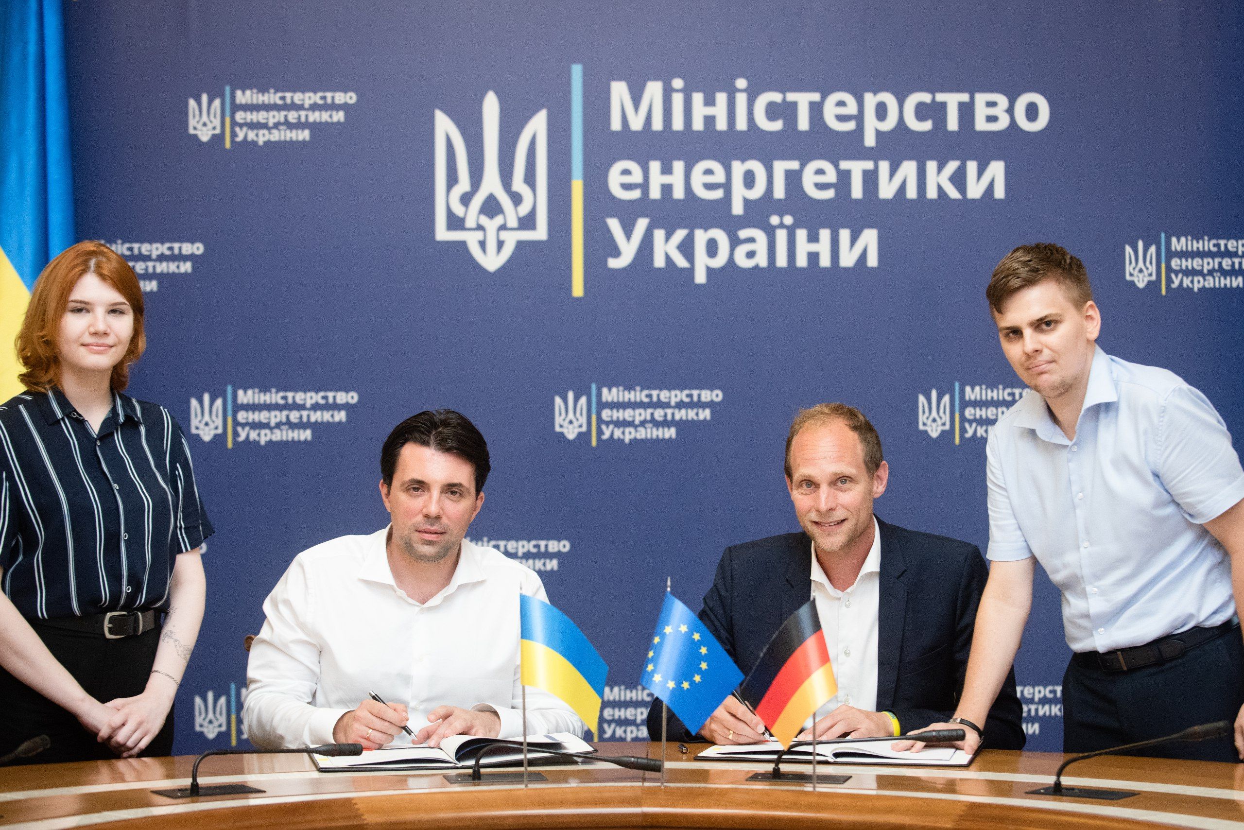 Підписання важливого для україни договору.