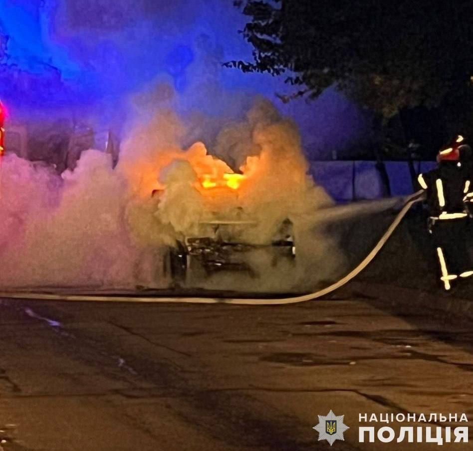 Спалені молодими негідниками автівки військових у Львові.