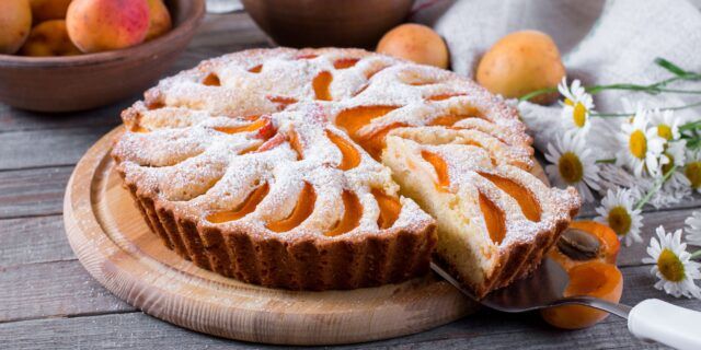 Сонце на тарілці: рецепт економного пирога з абрикосами