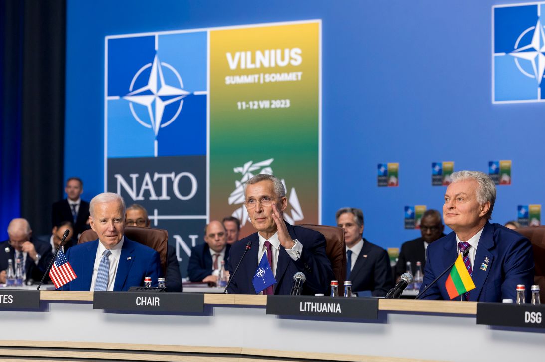 НАТО голосує за Україну, але з оглядкою на росію.