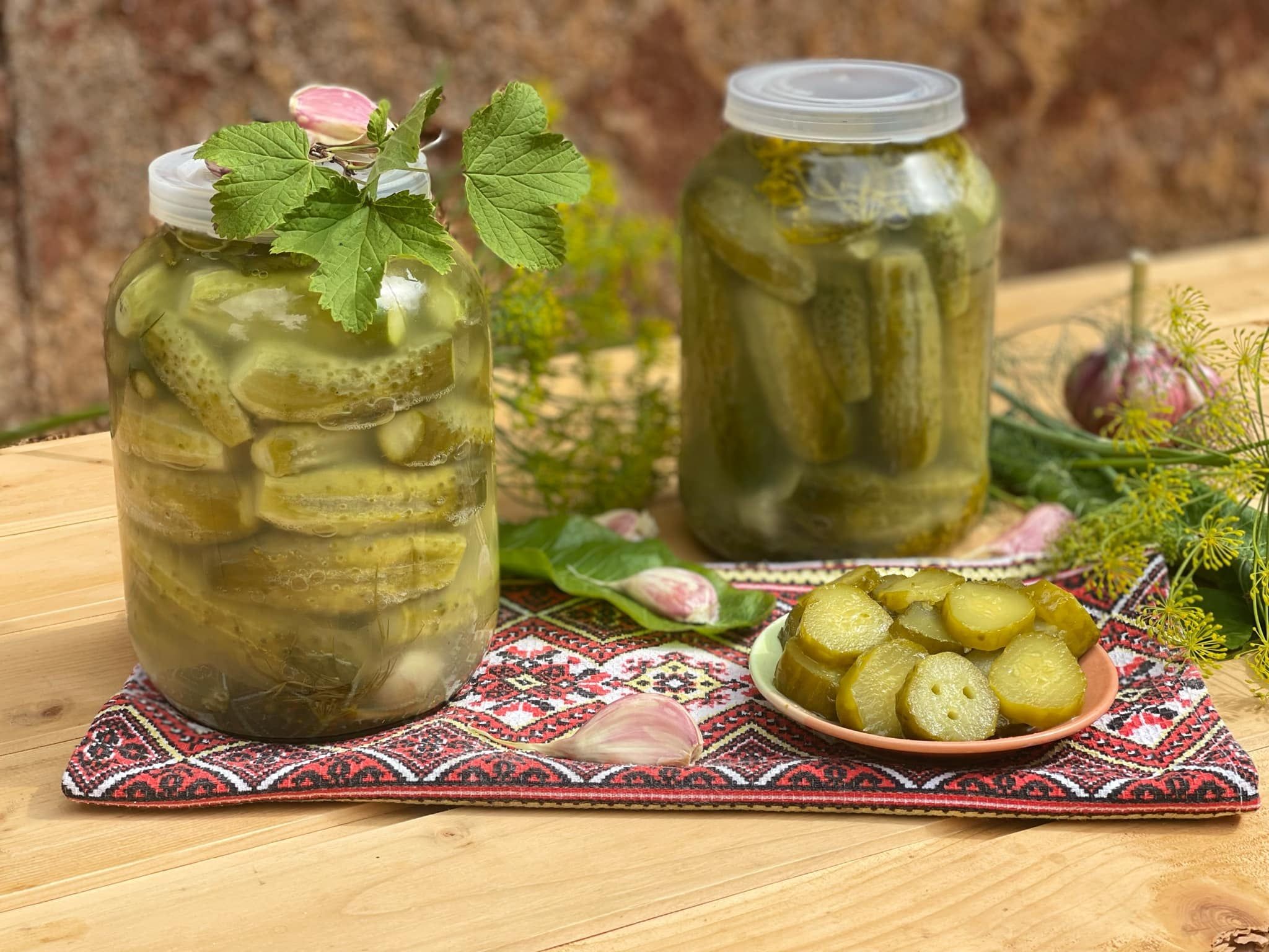 Огірки, ловко складені