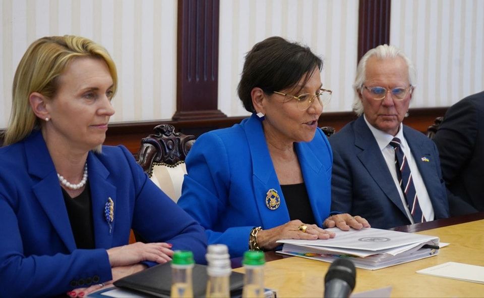 Бріджит Брінк (ліворуч) та Пенні Пріцкер (в центрі) навчають українських урядовців, як наповнити бюджет.