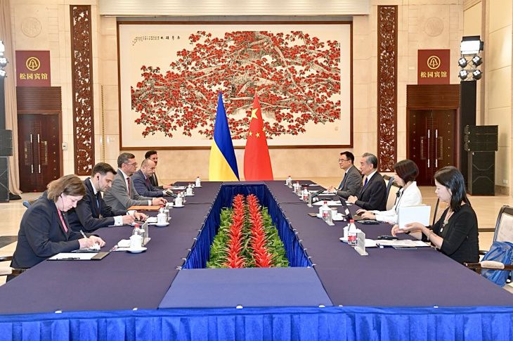 Главу МЗС КНР Ван Ї запросили до України, щоб побачив наслідки агресії рф