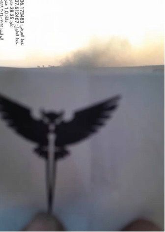 Емблема ГУР на фоні вибухів на позиціях росіян у Сирії.